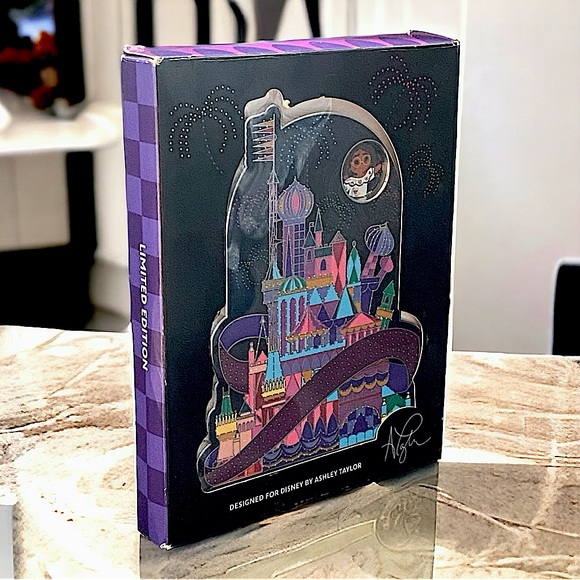 Disney Parks- It’s a Small World Jumbo Pin Spinner Ashley Taylor Design LE 3000 - Picture 2 of 4